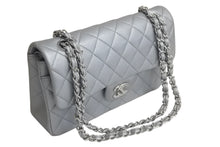 Load image into Gallery viewer, CHANEL シャネル チェーンショルダーバッグ マトラッセ23 キャビアスキン シルバー シルバー金具 ランダムシリアル 中古 4c075675