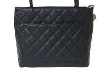 Load image into Gallery viewer, 極美品 CHANEL シャネル 復刻トートバッグ ハンドバッグ 7番台 キャビアスキン ブラック ココマーク ロゴ 鞄 シルバー金具 中古 4c075700
