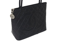 Load image into Gallery viewer, 極美品 CHANEL シャネル 復刻トートバッグ ハンドバッグ 7番台 キャビアスキン ブラック ココマーク ロゴ 鞄 シルバー金具 中古 4c075700