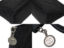 Load image into Gallery viewer, 極美品 CHANEL シャネル 復刻トートバッグ ハンドバッグ 7番台 キャビアスキン ブラック ココマーク ロゴ 鞄 シルバー金具 中古 4c075700