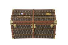 Load image into Gallery viewer, LOUIS VUITTON ルイヴィトン LVノベルティ 2010 ミスフランス M99408 モノグラムウッド トランク型 ペーパーウェイト 美品 中古 4c075715