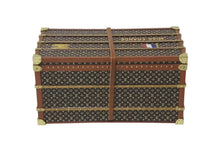 Load image into Gallery viewer, LOUIS VUITTON ルイヴィトン LVノベルティ 2010 ミスフランス M99408 モノグラムウッド トランク型 ペーパーウェイト 美品 中古 4c075715