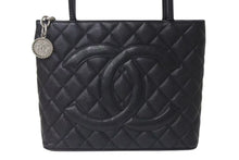 Load image into Gallery viewer, 極美品 CHANEL シャネル 復刻トートバッグ ハンドバッグ 7番台 キャビアスキン ブラック ココマーク ロゴ 鞄 シルバー金具 中古 4c075958