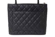 Load image into Gallery viewer, 極美品 CHANEL シャネル 復刻トートバッグ ハンドバッグ 7番台 キャビアスキン ブラック ココマーク ロゴ 鞄 シルバー金具 中古 4c075958