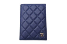 Load image into Gallery viewer, CHANEL シャネル パスポートケース ココマーク 27番台 2018-2019年 キャビアスキン ネイビー ゴールド金具 美品 中古 4c076177