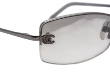 Load image into Gallery viewer, 極美品 CHANEL シャネル サングラス 4093-B c.124/6I サイズ56□16 130 ココマーク ラインストーン シルバー 中古 4c076182