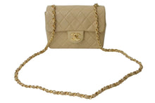 Load image into Gallery viewer, CHANEL シャネル ミニマトラッセ 17 チェーンショルダーバッグ A01115 5番台 ラムスキン ココマーク ベージュ 美品 中古 4c076296