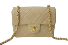 Load image into Gallery viewer, CHANEL シャネル ミニマトラッセ 17 チェーンショルダーバッグ A01115 5番台 ラムスキン ココマーク ベージュ 美品 中古 4c076296