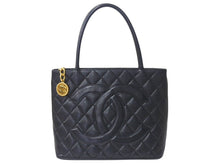 Load image into Gallery viewer, CHANEL シャネル 復刻トートバッグ ハンドバッグ A01804 キャビアスキン 6番台 ブラック ココマーク ロゴ 鞄 ゴールド金具 良品 中古 4c076435