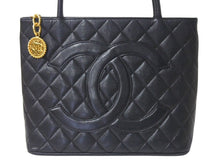 Load image into Gallery viewer, CHANEL シャネル 復刻トートバッグ ハンドバッグ A01804 キャビアスキン 6番台 ブラック ココマーク ロゴ 鞄 ゴールド金具 良品 中古 4c076435