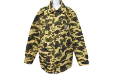 Load image into Gallery viewer, A BATHING APE × CARHARTT アベイシングエイプ カーハート アクティブジャケット 06AW サイズM カモ柄 ACE-04701 中古 美品 4c070109