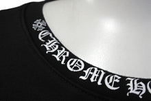 Load image into Gallery viewer, CHROME HEARTS クロムハーツ スウェットシャツ サイズL ネックロゴ 袖プリント ブラック ホワイト コットン 美品 中古 4c070150