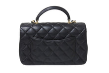 Load image into Gallery viewer, 新品同様 CHANEL シャネル ショルダーバッグ マトラッセ 20cm ハンドル付き ミニフラップバッグ ブラック AS2431 ゴールド金具 中古 4c071205