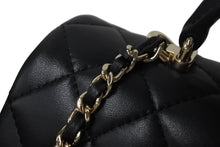 Load image into Gallery viewer, 新品同様 CHANEL シャネル ショルダーバッグ マトラッセ 20cm ハンドル付き ミニフラップバッグ ブラック AS2431 ゴールド金具 中古 4c071205