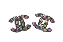 Load image into Gallery viewer, 極美品 CHANEL シャネル ココマーク ピアス アクセサリー ラインストーン マルチカラー 05A刻印 1.2g ブラックメタル金具 中古 4c075480
