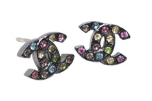 Load image into Gallery viewer, 極美品 CHANEL シャネル ココマーク ピアス アクセサリー ラインストーン マルチカラー 05A刻印 1.2g ブラックメタル金具 中古 4c075480