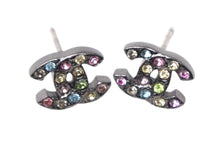 Load image into Gallery viewer, 極美品 CHANEL シャネル ココマーク ピアス アクセサリー ラインストーン マルチカラー 05A刻印 1.2g ブラックメタル金具 中古 4c075480