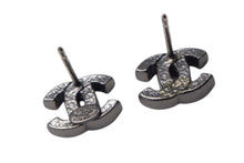 Load image into Gallery viewer, 極美品 CHANEL シャネル ココマーク ピアス アクセサリー ラインストーン マルチカラー 05A刻印 1.2g ブラックメタル金具 中古 4c075480