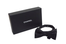 Load image into Gallery viewer, 新品未使用 CHANEL シャネル 蝶ネクタイ リボンタイ チョーカー ココマーク キルティングデザイン シルク ブラック 中古 4c075580