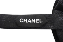 Load image into Gallery viewer, 新品未使用 CHANEL シャネル 蝶ネクタイ リボンタイ チョーカー ココマーク キルティングデザイン シルク ブラック 中古 4c075580