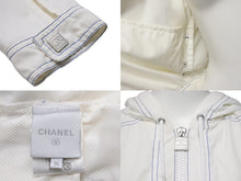Load image into Gallery viewer, CHANEL シャネル ジップパーカー P25673V16593 05S ココマーク シルバー金具 ホワイト ポリアミド サイズ34 美品 中古 50065
