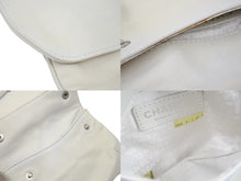 Load image into Gallery viewer, CHANEL シャネル レザーベスト ヴィンテージ ココマーク 8番台 2003年 マトラッセ ラムスキン ホワイト シルバー 美品 中古 50692
