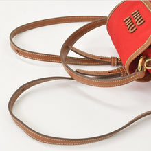 将图片加载到图库查看器，新品同様品 MIU MIU ミュウミュウ キャンバス レザー バックパック レッド ブラウン ゴールド金具 5BZ043 中古 4a005099