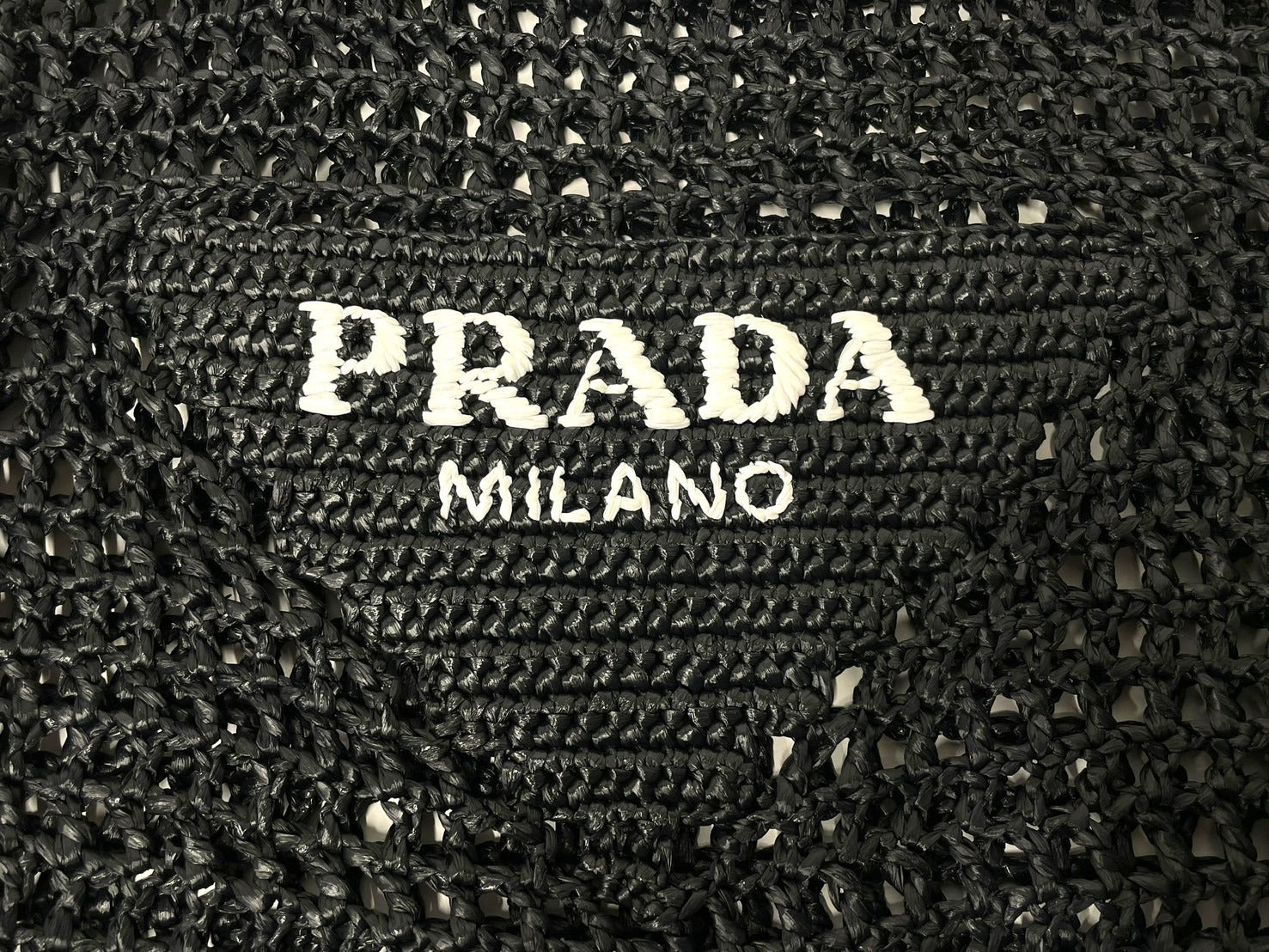 新品同様品 PRADA プラダ ラフィア トートバッグ カゴバッグ1BG393 ストロー ウィッカー ブラック ホワイト 中古 51080 –  Casanova Vintage