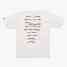 Load image into Gallery viewer, FRANCE 98 公式アートグラフィックTシャツ 1998年 ワールドカップ フランス大会 W杯 ホワイト サイズ不明 サッカー サンドニ S.デキュジス ポスターアート 美品 中古 4a005122