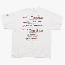 Load image into Gallery viewer, FRANCE 98 公式アートグラフィックTシャツ 1998年 ワールドカップ フランス大会 W杯 ホワイト サイズ不明 サッカー ファビアンジュアノー エッフェル塔 美品 中古 4a005123
