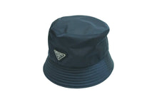 Load image into Gallery viewer, PRADA プラダ ハット 三角プレート ネイビー ロゴ 帽子 小物 ナイロン サイズL 2HC137 美品 中古 51637