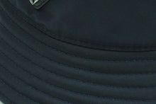 Load image into Gallery viewer, PRADA プラダ ハット 三角プレート ネイビー ロゴ 帽子 小物 ナイロン サイズL 2HC137 美品 中古 51637