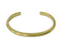 Load image into Gallery viewer, LEON掲載 即完売 SKY BLUE HAWK Side Fluted K18 YG Bangle メンズ バングル 美品 中古 53508