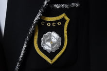 画像をギャラリービューアに読み込む, 極美品 CHANEL シャネル ウール エンブレム ダブル ジャケット 05C ブラック ロゴ ツイード P24937V12963 サイズ44 中古 54954