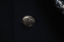 画像をギャラリービューアに読み込む, 極美品 CHANEL シャネル ウール エンブレム ダブル ジャケット 05C ブラック ロゴ ツイード P24937V12963 サイズ44 中古 54954