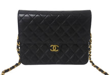 Load image into Gallery viewer, CHANEL シャネル ショルダーバッグ マトラッセ22 チェーン プッシュロック 3番台 ブラック ゴールド金具 レザー 美品 中古 55477