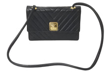 画像をギャラリービューアに読み込む, CHANEL シャネル ショルダーバッグ シェブロンステッチ ブラック ココマーク 2番台 ラムスキン ゴールド金具 美品 中古 55769