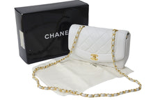 画像をギャラリービューアに読み込む, 極美品 CHANEL シャネル ダイアナ22 マトラッセ チェーンショルダーバッグ ホワイト ラムスキン 4番台 ココマーク 中古 56084