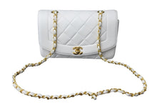 画像をギャラリービューアに読み込む, 極美品 CHANEL シャネル ダイアナ22 マトラッセ チェーンショルダーバッグ ホワイト ラムスキン 4番台 ココマーク 中古 56084