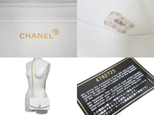 画像をギャラリービューアに読み込む, 極美品 CHANEL シャネル ダイアナ22 マトラッセ チェーンショルダーバッグ ホワイト ラムスキン 4番台 ココマーク 中古 56084