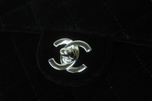 Load image into Gallery viewer, CHANEL シャネル ベロアリュック マトラッセ ブラック 4番台 ベロア ココマーク シルバー金具 美品 中古 56103