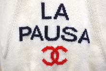 Load image into Gallery viewer, CHANEL シャネル カシミヤパーカー LA PAUSA P60446K46041 ホワイト ブラック レッド サイズ36 美品 中古 56546