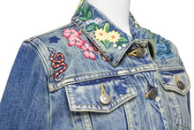 画像をギャラリービューアに読み込む, GUCCI グッチ デニムジャケット 刺繍 ブルー 花柄 マルチカラー サイズ38 ユーズド加工 美品 中古 56610