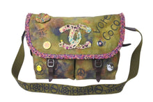 Load image into Gallery viewer, 極美品 CHANEL シャネル エンブロイダリー メッセンジャーバッグ 21番台 グラフィティ カーキ ココマーク A92790 中古 56693