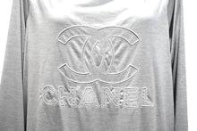 Load image into Gallery viewer, CHANEL シャネル 長袖Ｔシャツ ビッグCCロゴTシャツ サイズ38 シルバー AW002 P43485K04412 美品 中古 57254