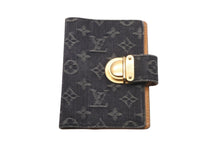 Load image into Gallery viewer, LOUIS VUITTON ルイヴィトン 手帳カバー アンジェダPM モノグラムデニム R21038 イニシャル入り ノワール ゴールド 良品 中古 57880