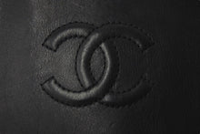 Load image into Gallery viewer, CHANEL シャネル ショルダーバッグ ココマーク チェーンショルダー レザー ブラック A92304 19番台 シルバー金具 美品 中古 58271