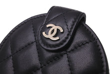 Load image into Gallery viewer, CHANEL シャネル ネームプレート タグ バッグチャーム ココマーク 28番台 2019年 マトラッセ ラムスキン ブラック 美品 中古 58563