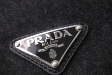 Load image into Gallery viewer, 極美品 PRADA プラダ バケットハット ウール ロゴ 14038 2HC137 1UMT ダークグレー トライアングルロゴ サイズM 中古 58665