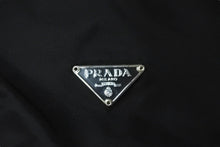 Load image into Gallery viewer, PRADA プラダ 巾着バッグ 巾着ポーチ ナイロンバッグ 小物入れ 三角ロゴプレート シルバー金具 MV369 ブラック 美品 中古 58937